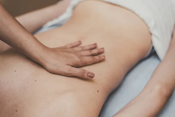 Omurganın tıbbi masajı. Masör masaj bir klinikte bir genç — Stok fotoğraf