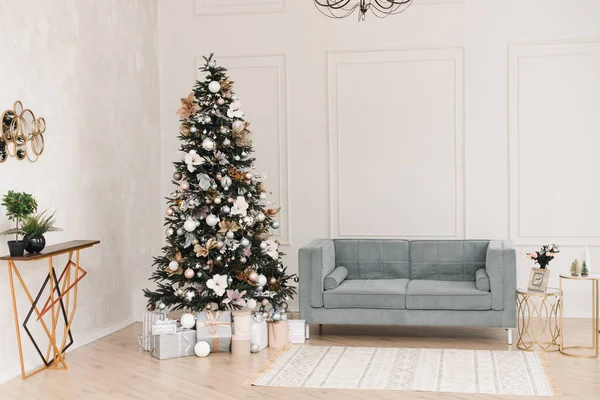 Camera beige e blu con interni decorati di Natale e Capodanno. Albero di Natale con regali in un interno leggero della casa — Foto Stock