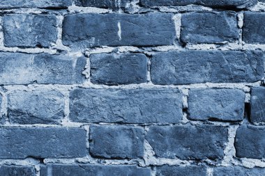 Çatlak ve desenli mavi duvar, tuğla duvar arka planı. 2020 yılının rengi konsepti. Kapat.