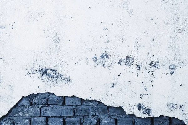 Zniszczona ściana ze sztukaterią i cegłami w klasycznym niebieskim kolorze. Piękny przyciemniany kolor 2020. Kontekst grunge — Zdjęcie stockowe