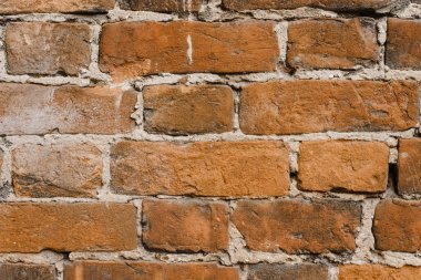 turuncu, düzensiz tuğla duvar. Eski kırmızı tuğla duvar arkaplanı. Kapat.