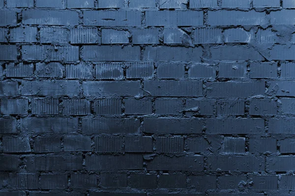 Pęknięta i teksturowana niebieska ściana, ceglane tło ściany. Kolor koncepcji roku 2020. Zamknij drzwi. Modny klasyczny niebieski kolor sezonu wiosna-lato 2020 z Nowego Jorku tydzień mody — Zdjęcie stockowe