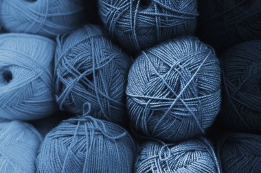 Klasik mavinin her tonunda yün derileri. El yapımı konsept. 