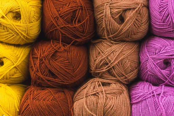 店の棚にウールの色の肌。虹、茶色、黄色、赤、紫のすべての色を編むためのウールのスキン — ストック写真