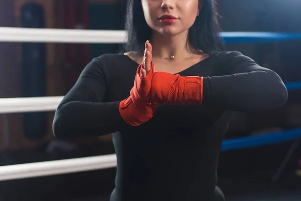 Boxer mujer manos con envolturas de boxeo rojo en el anillo de boxeo. Clos —  Fotos de Stock