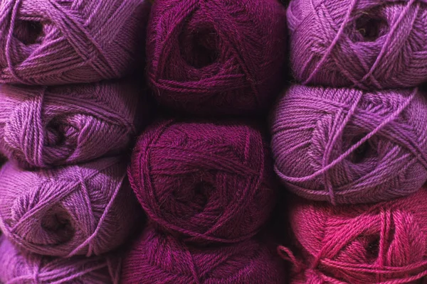店の棚にウールの色の肌。虹、ピンク、紫のすべての色を編むためのウールのスキン — ストック写真