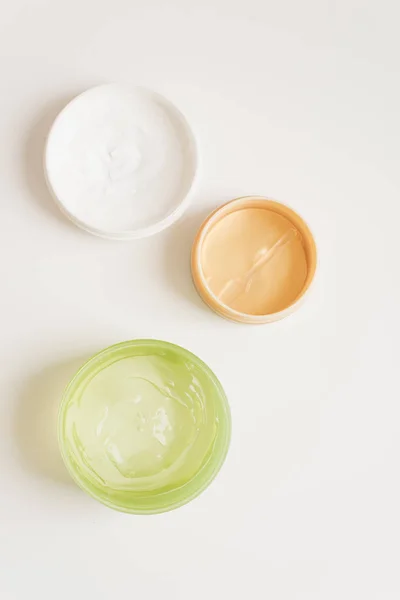 Frascos de crema, gel de aloe y parches faciales hidratantes sobre un fondo blanco. Nature Cosmetics para el cuidado de la piel de la mano y la cara, un medio para reducir las arrugas, hidratante. Cosmética natural, belleza y fashi — Foto de Stock