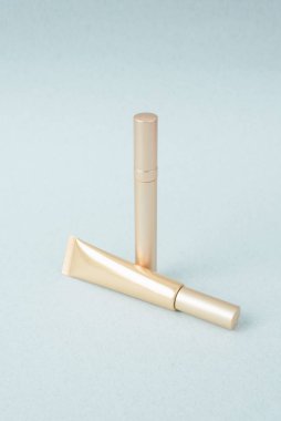 Pastel mavi arka planda farklı bir altın rimel, desen. Dekoratif rimel koleksiyonu