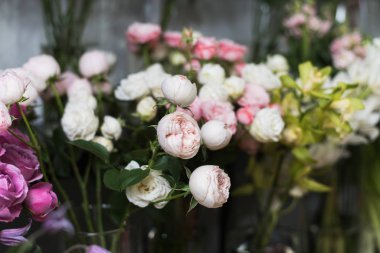 Çiçekçide farklı renkte güller, laleler, şakayıklar olan vazolar. Güzel bahar buketleri. Küçük bir aile şirketi. Çiçekçilik.