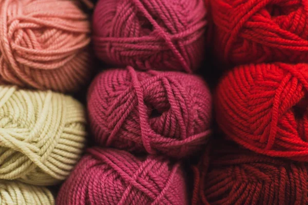 店の棚にウールの色の肌。虹、ベージュ、ピンク、赤と紫のすべての色を編むためのウールのスキン — ストック写真