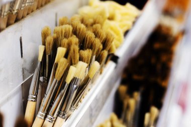 Sanatçı için bir grup sanatsal fırça. Kırtasiyedeki raflarda yeni boya fırçaları. Resim konsepti. Sanatçılar için araç satma kavramı, fırça seçimi