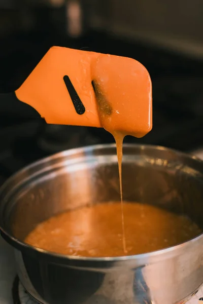 Água fervente e fervente e açúcar em uma panela no fogão. Cozinhar caramelo salgado em casa. A receita de caramelo caseiro e açúcar queimado — Fotografia de Stock