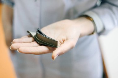 Beyaz önlüklü kadın laboratuvar asistanı metal bir parça tutuyor. Bir uçak bıçağı yaratmak