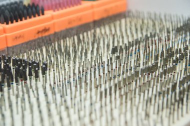 Manikür için bir sürü elmas keskisi var. Manikür ve pedikür ustası için profesyonel araçların çeşitliliği