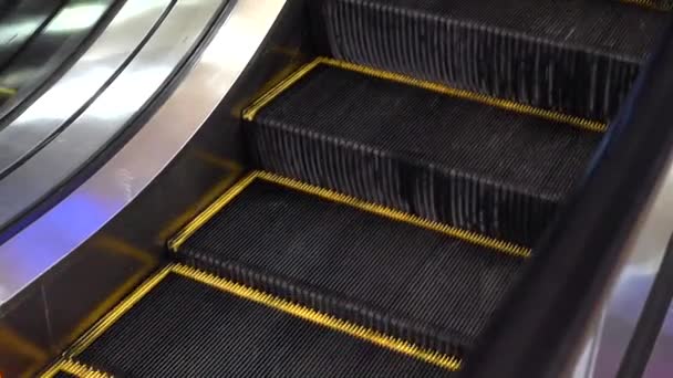 Una escalera mecánica vacía con escaleras sube. Escaleras inferiores — Vídeo de stock