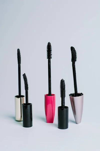 Various mascara brushes on a blue pastel background. The concept of choosing makeup products — Stockfoto