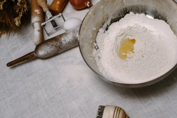 Ovo partido com gema de ovo em uma tigela com farinha. A receita para a massa — Fotografia de Stock