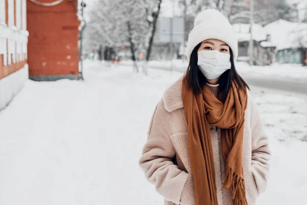 Μια γυναίκα στο δρόμο το χειμώνα προστατεύει την αναπνευστική οδό από την επιδημία του coronavirus. Προστασία από αστικό νέφος και σκόνη — Φωτογραφία Αρχείου