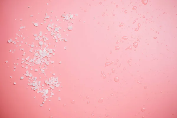 Tengeri só és víz rózsaszín alapon. Másolótér — Stock Fotó