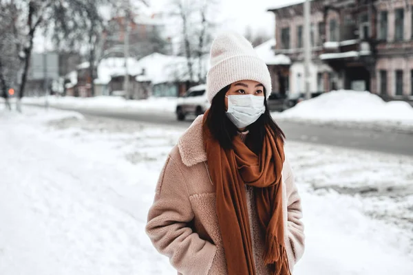 Kvinna Gatan Vintern Skyddar Luftvägarna Från Coronavirusepidemin Skydd Mot Smog — Stockfoto