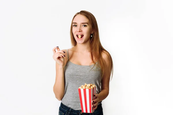 Portrét Rozesmáté Dívky Neformálních Šatech Držící Popcorn Box Dívající Kameru — Stock fotografie