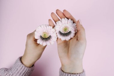 Gözlerin renkteki görüntüsü. Kirpik uzantıları.