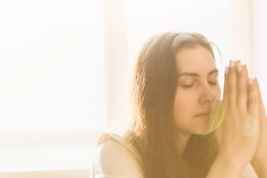 Kadın elleri Tanrı 'ya dua ediyor. Daha iyi bir hayat dilemek için Tanrı 'ya dua et. Af diliyor ve iyiliğe inanıyor. Hristiyan hayatı kriz duası..