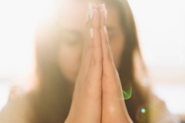 Kadın elleri Tanrı 'ya dua ediyor. Daha iyi bir hayat dilemek için Tanrı 'ya dua et. Af diliyor ve iyiliğe inanıyor. Hristiyan hayatı kriz duası..