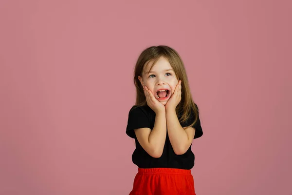 Niña Rubia Está Muy Sorprendida Mira Cámara Estudio Sobre Fondo — Foto de Stock