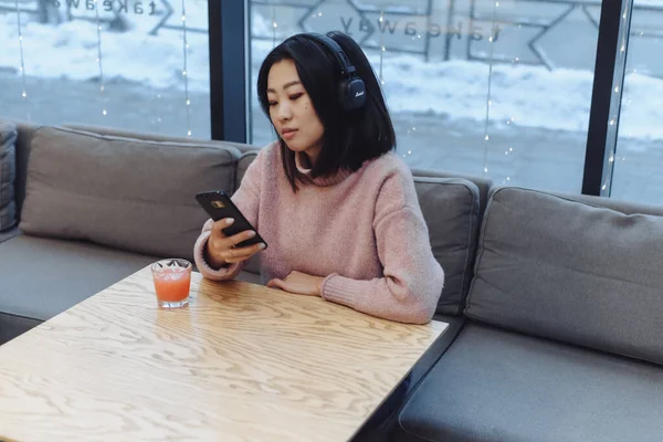 Chica Asiática Sola Ciudad Sienta Café Escucha Música Disfrutar Música — Foto de Stock