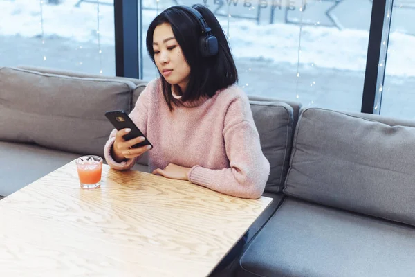 Chica Asiática Sola Ciudad Sienta Café Escucha Música Disfrutar Música — Foto de Stock
