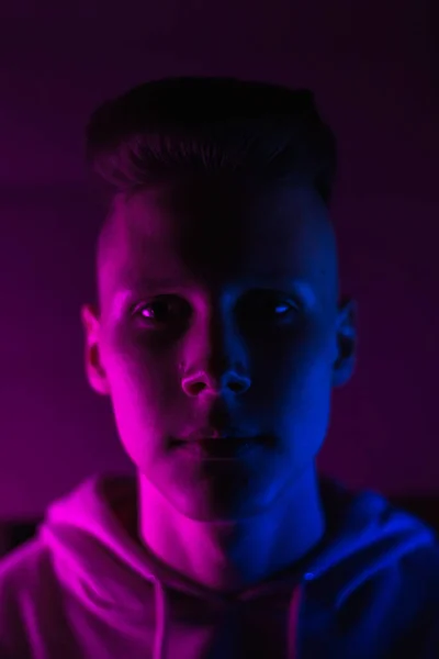 Junger Kerl Neonlicht Ein Teenager Einem Rosafarbenen Kapuzenpulli Trendiger Beleuchtung — Stockfoto