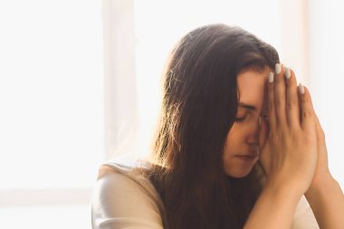 Kadın elleri Tanrı 'ya dua ediyor. Daha iyi bir hayat dilemek için Tanrı 'ya dua et. Af diliyor ve iyiliğe inanıyor. Hristiyan hayatı kriz duası..