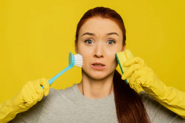 Mooie Mooie Vrouw Houdt Een Afwasborstel Een Spons Vast Gele — Stockfoto