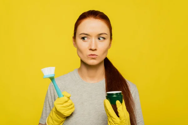 Kies Tussen Crème Huidscrub Een Mooie Vrouw Houdt Een Afwasborstel — Stockfoto