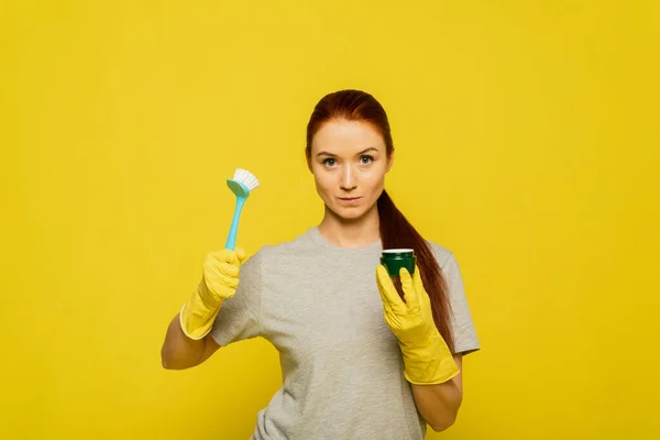 Schoonheid Gezicht Huidverzorging Mooie Mooie Vrouw Houdt Een Afwasborstel Een — Stockfoto