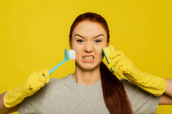 Une Femme Colère Avec Une Grimace Agressive Tient Une Pipe — Photo