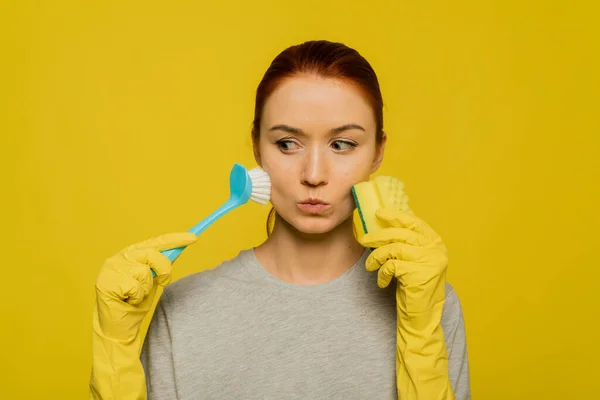 Huidreiniging Portret Van Aantrekkelijk Sexy Meisje Handschoenen Wassen Gezicht Met — Stockfoto