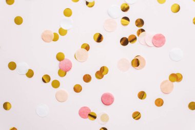 Pembe pastel arka planda pembe ve altın sarısı konfeti. Reklam, blog, indirimler ve metin şablonu.