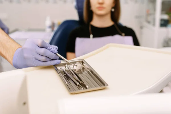 Set Medizinischer Geräte Aus Metall Für Die Zahnpflege Der Arzt — Stockfoto
