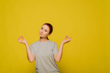 Sakin bir kadın meditasyon yapıyor, iş kavramında stres yok, düşünceli barışçıl genç iş kadını veya nefes alma egzersizi yapan bir öğrenci.