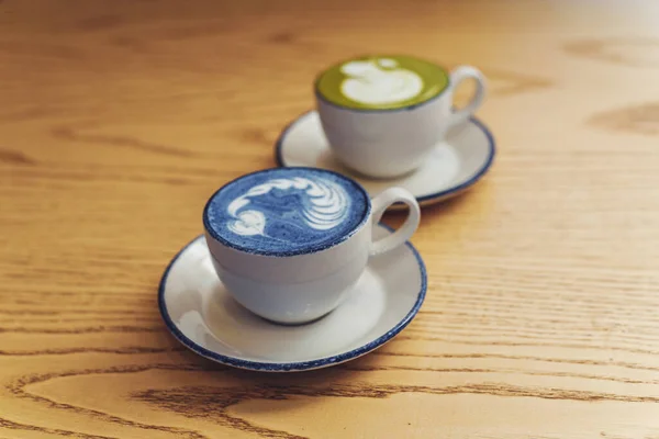 Blauer Und Grüner Matcha Keramikweißen Tassen Auf Einem Holztisch Mit — Stockfoto