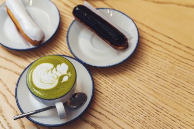 Keklikli yeşil kibrit. Sıcak kahve dükkanı..