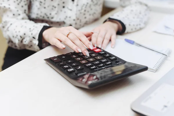 Женщина Считает Калькулятор Расходы Доходы Расходы Распределение Семейного Бюджета Бизнесвумен — стоковое фото