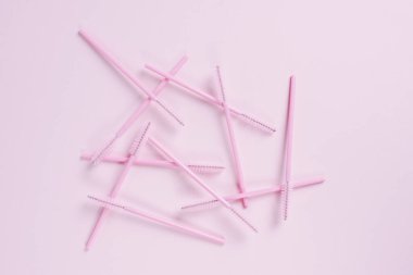 Pembe arka planda pembe kirpik fırçaları.