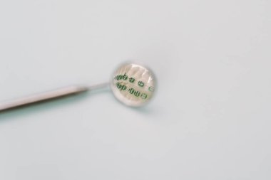 ortodontik model ve dişçi aracı - ortodontik ya da destek çeşitliliğinin gösterim dişleri modeli. Diş aynasında diş telleri ile çene yansıması.