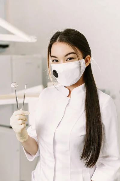 Fröhliche Zahnärztin Lächelt Ihr Büro Schöne Studentin Mit Schutzmaske Der — Stockfoto