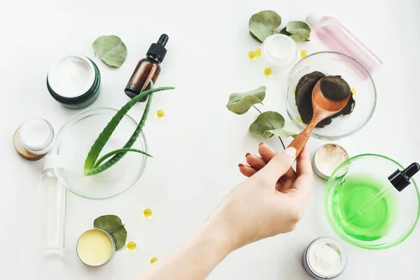 Mano Una Chica Mezcla Los Ingredientes Para Crear Suero Hidratante — Foto de Stock