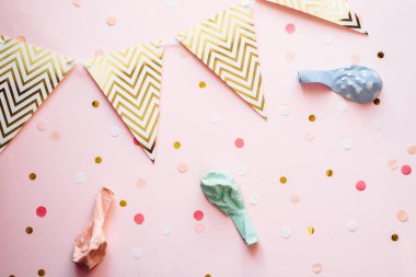 Tatil için bir şablon. Pembe arka planda bayraklardan oluşan kağıt bir çelenk konfeti ve pastel renkli hava balonları. Kutlama geçmişi, doğum günü.