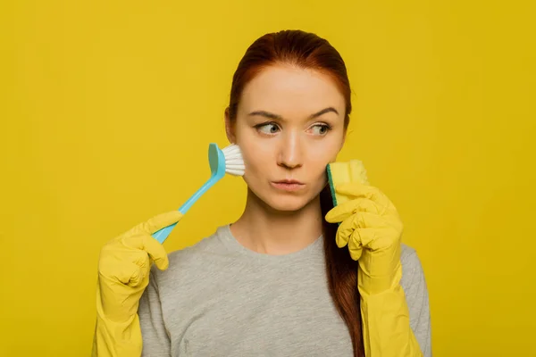 Huidreiniging Portret Van Aantrekkelijk Sexy Meisje Handschoenen Wassen Gezicht Met — Stockfoto